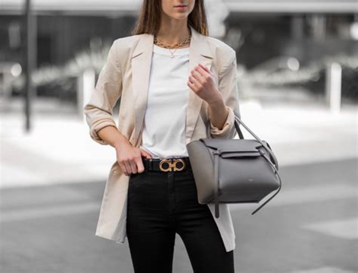 Discover Ellie The Empress: Fashion, Travel & More!